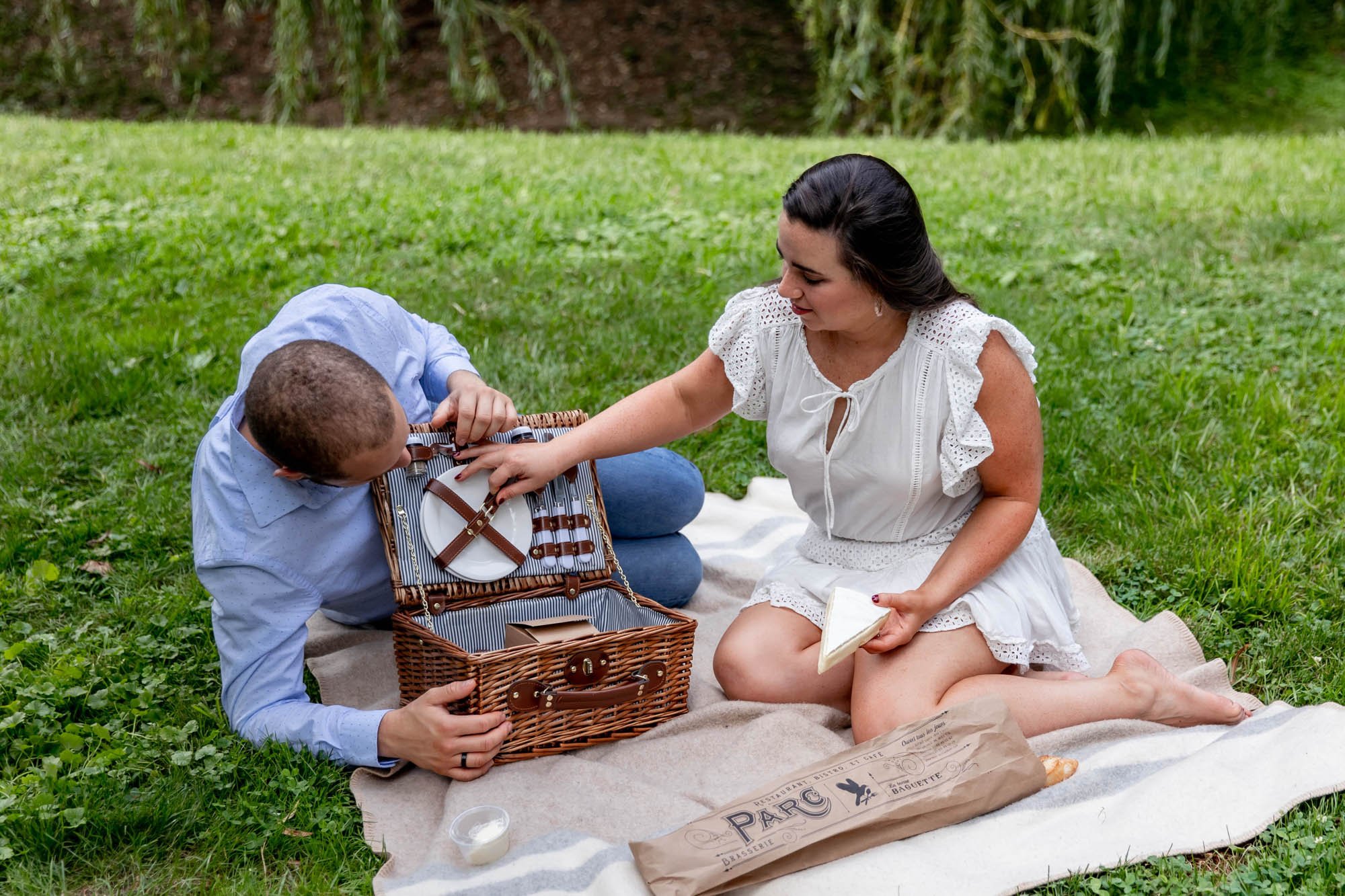 engagement photos with a picnic at carpenter's hall in old city, philadelphia