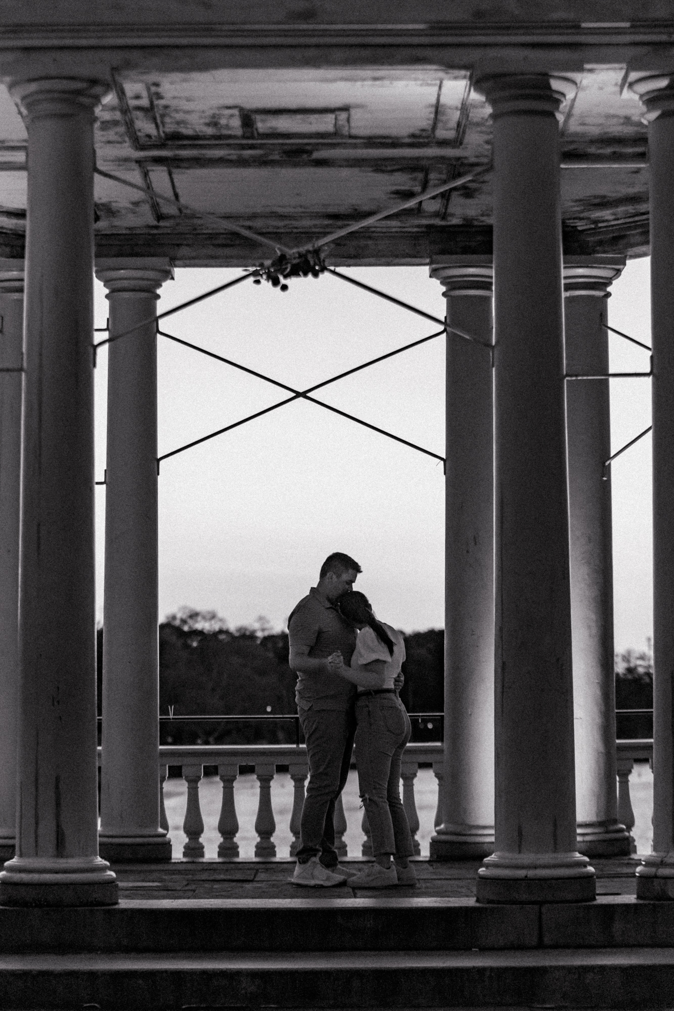 golden hour engagement session at the philadelphia art museum