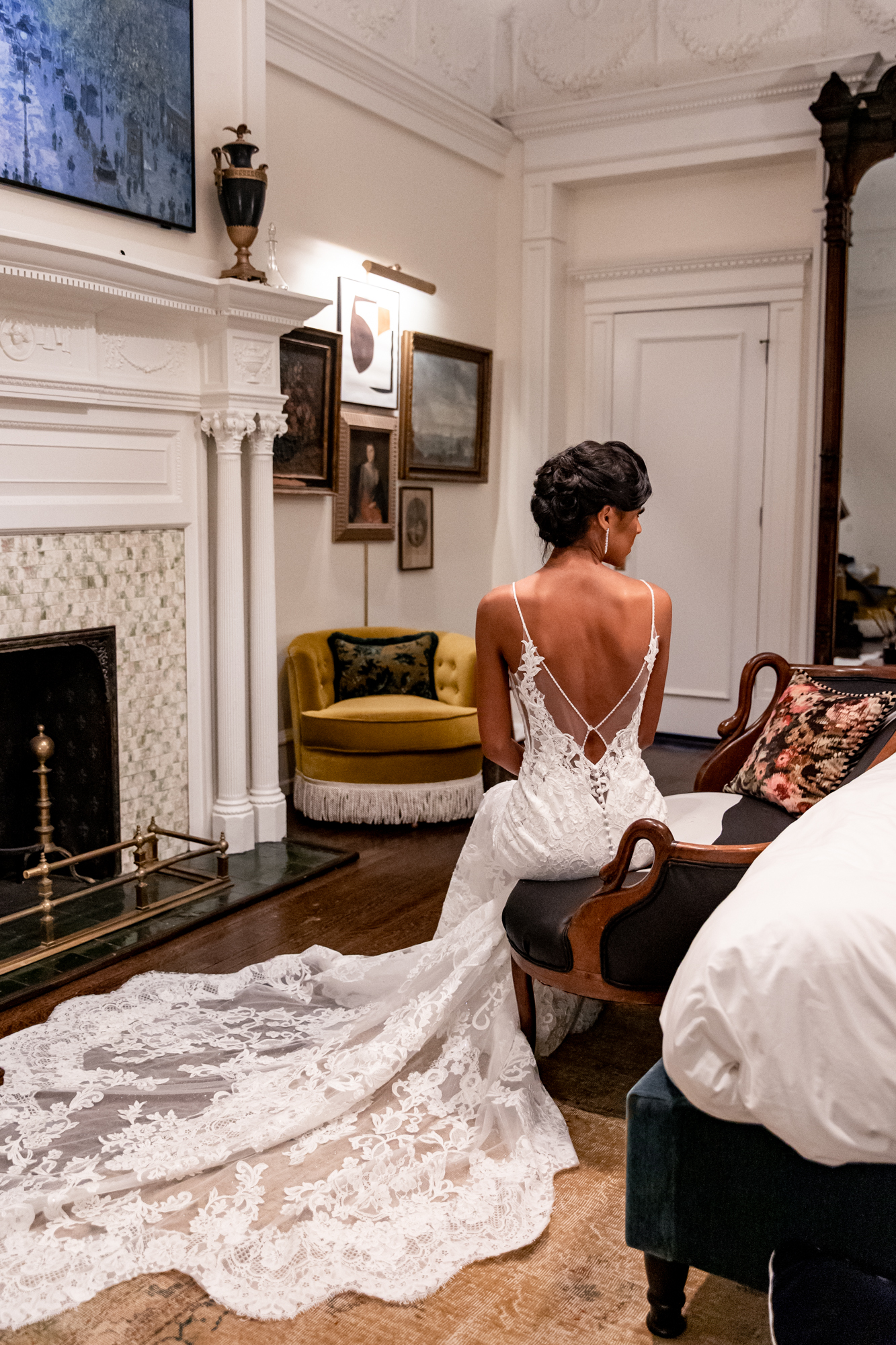 bridal portraits before a kimmel center wedding at the guild house hotel