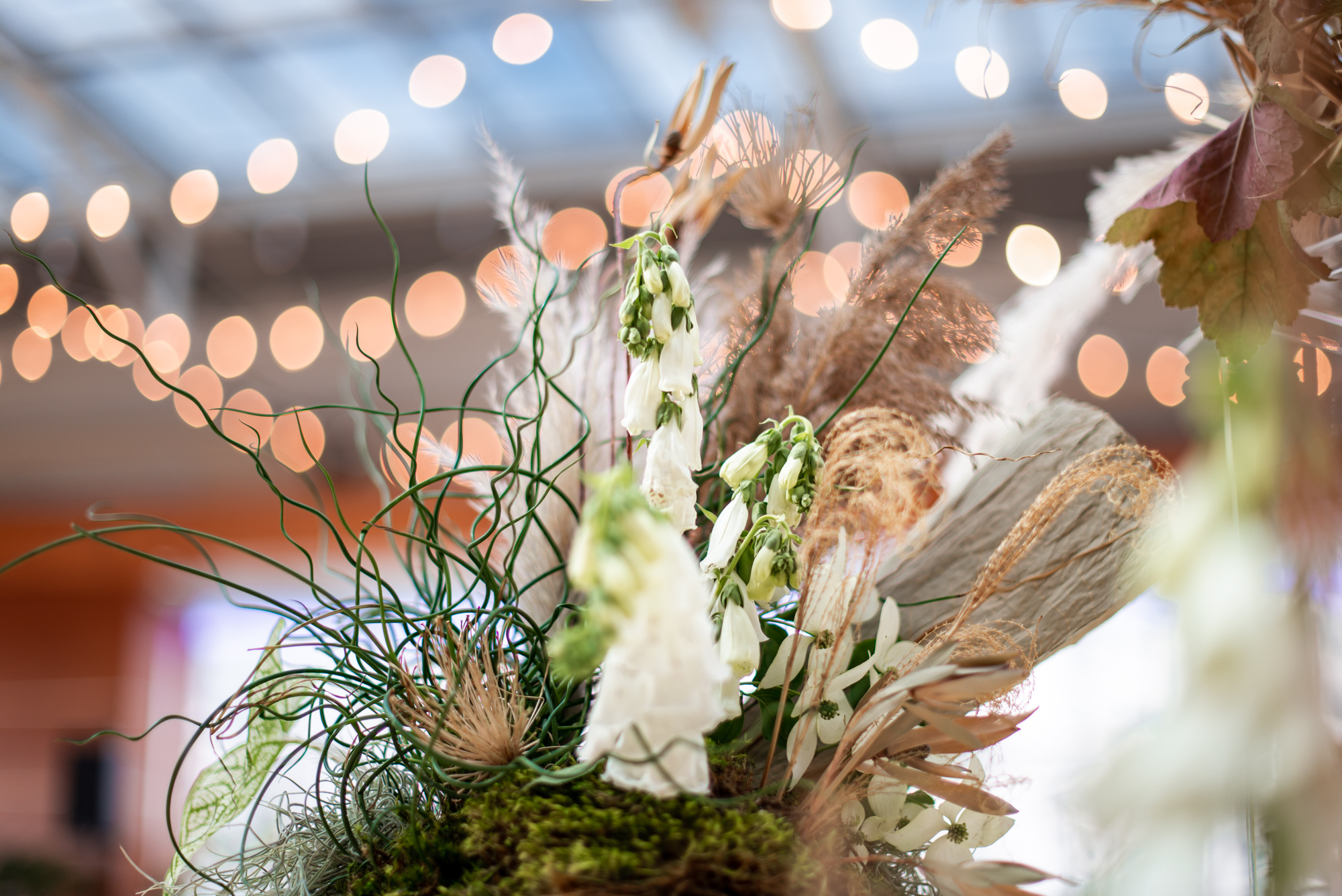earthy florals for a modern kimmel center wedding