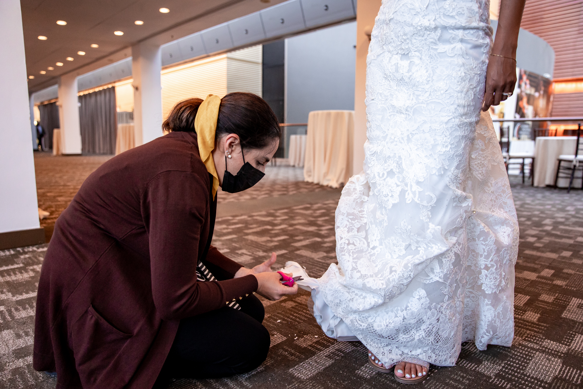 wedding planner cutting the bride's dress before the first dance