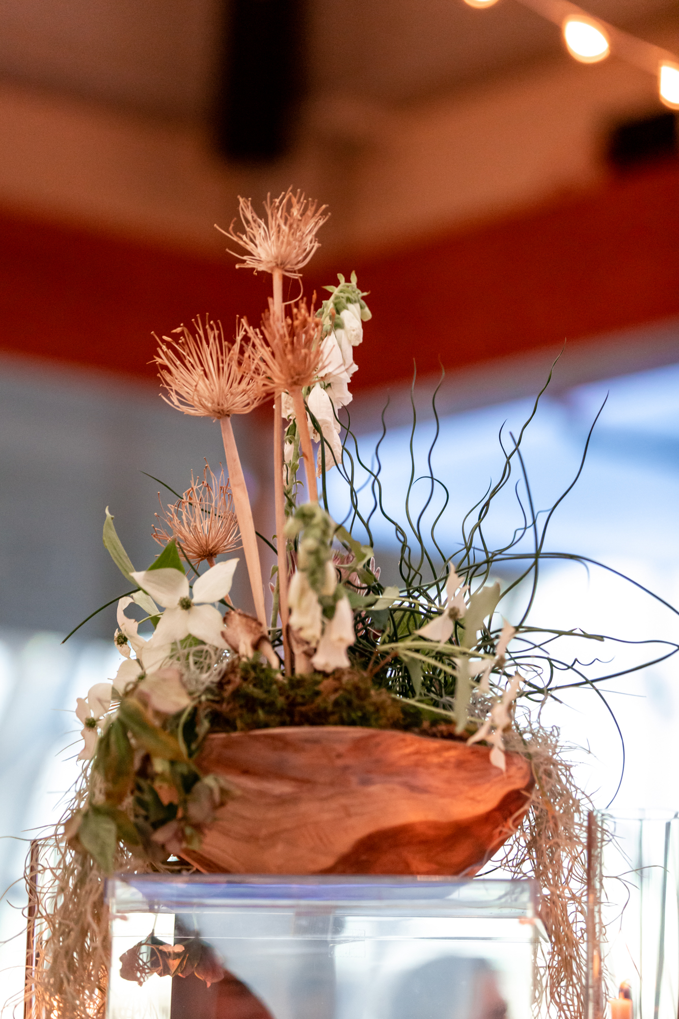 earthy florals at a kimmel center wedding reception