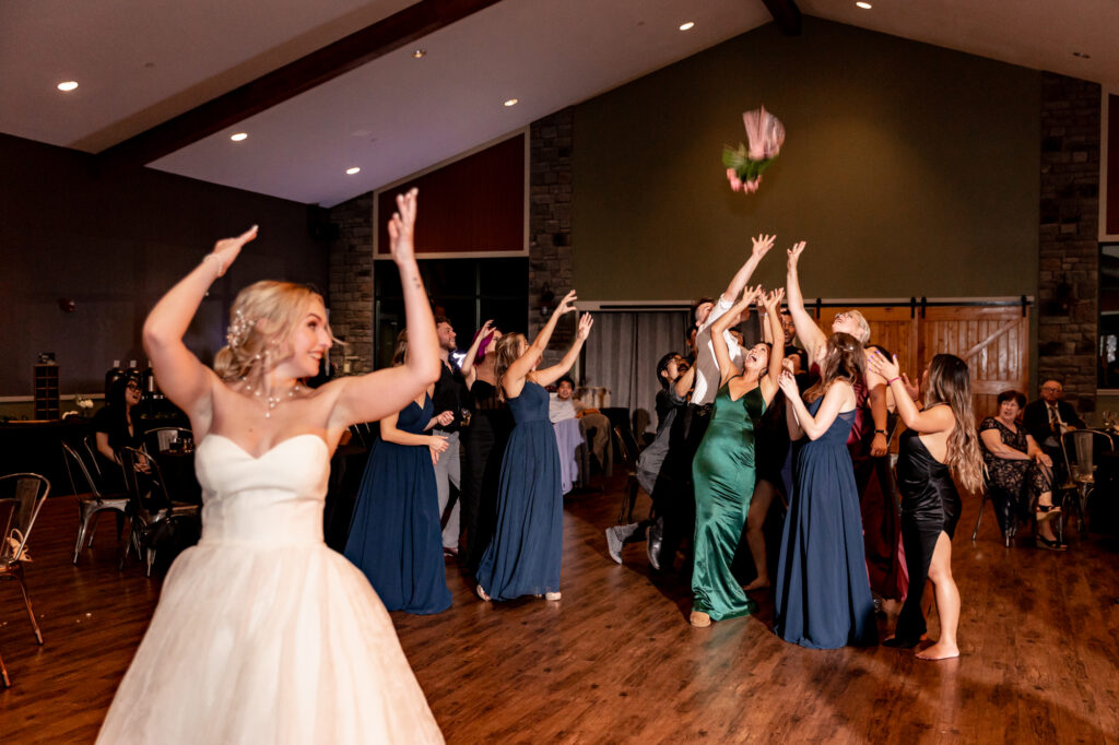 bouquet toss at a trout lake wedding reception in the poconos